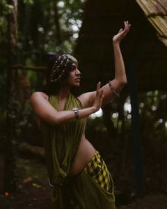 actress-rima-kallingal-latest-pics-in-tribal-style-dress-without-blouse-001