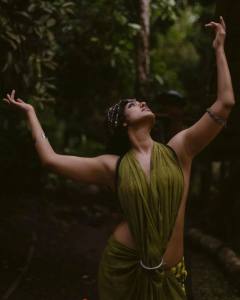actress-rima-kallingal-latest-pics-in-tribal-style-dress-without-blouse-002