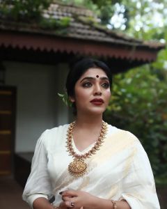 rima-kallingal-latest-photoshoot-in-onam-dress-001
