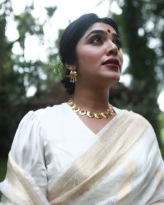rima-kallingal-latest-photoshoot-in-onam-dress-002