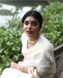 rima-kallingal-latest-photoshoot-in-onam-dress-004