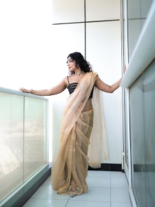 rima-kallingal-photos-in-saree-with-sleeveless-blouse-ideas-photos-003