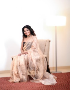 rima-kallingal-photos-in-saree-with-sleeveless-blouse-ideas-photos-005