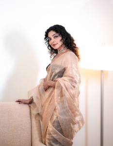 rima-kallingal-photos-in-saree-with-sleeveless-blouse-ideas-photos-007
