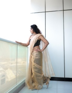 rima-kallingal-photos-in-saree-with-sleeveless-blouse-ideas-photos-009