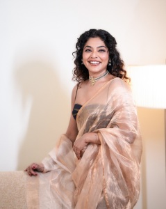 rima-kallingal-photos-in-saree-with-sleeveless-blouse-ideas-photos-010