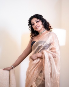 rima-kallingal-photos-in-saree-with-sleeveless-blouse-ideas-photos-012