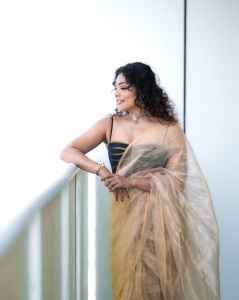 rima-kallingal-photos-in-saree-with-sleeveless-blouse-ideas-photos-013