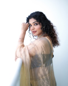 rima-kallingal-photos-in-saree-with-sleeveless-blouse-ideas-photos-014