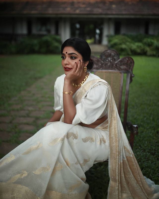 rima-kallingal-latest-photoshoot-in-onam-dress