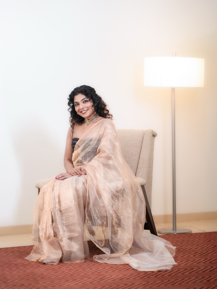 rima-kallingal-photos-in-saree-with-sleeveless-blouse-ideas-photos-004