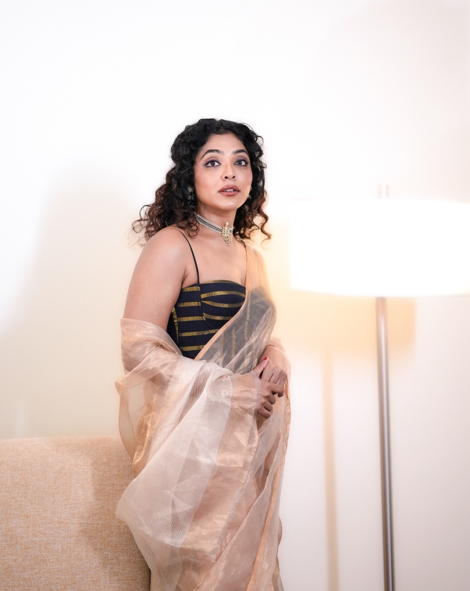 rima-kallingal-photos-in-saree-with-sleeveless-blouse-ideas-photos-011