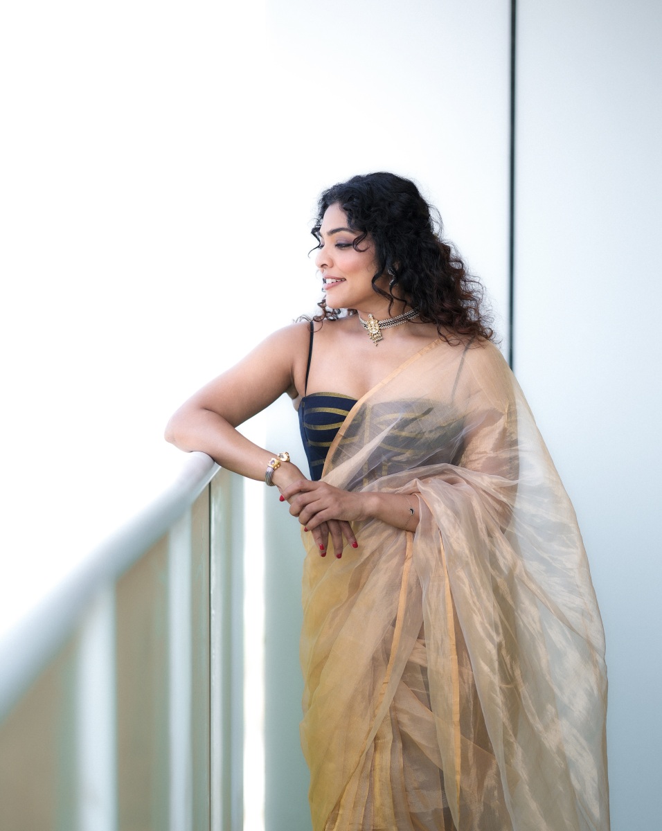 rima-kallingal-photos-in-saree-with-sleeveless-blouse-ideas-photos-013