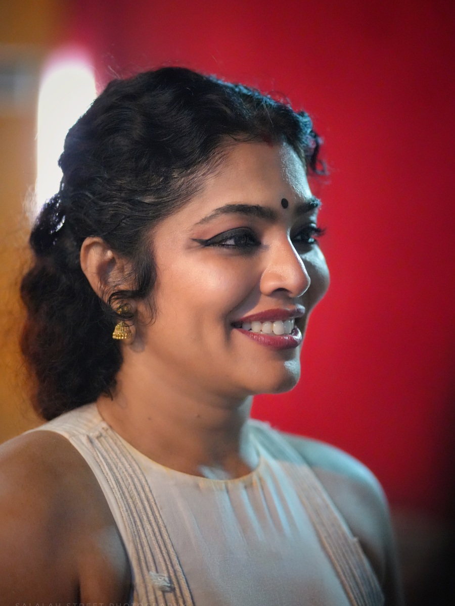 rima-kallingal-photos-in-saree-with-sleeveless-blouse-ideas-photos