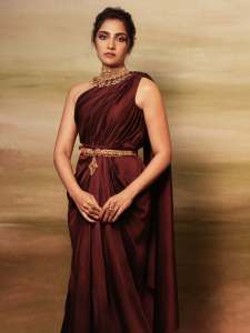 rukmini-vasanth-in-Deep-Wine-Draped-Indo-Western-Gown-Styled-with-a-chunky-traditional-gold-choker-set-with-blue-accents-photos-003
