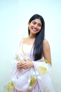 sai-pallavi-new-photos-in-salwar-suit-003