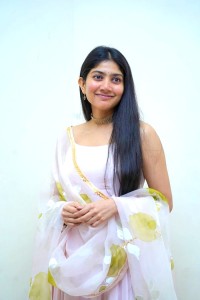 sai-pallavi-new-photos-in-salwar-suit-004