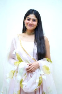 sai-pallavi-new-photos-in-salwar-suit-005