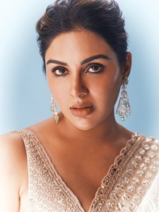 1_samyuktha-menon-in-party-wear-saree-photos-003