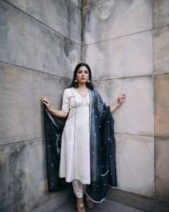 1_samyuktha-menon-latest-images-and-dress-style-photos-017