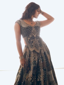 samyuktha-menon-glamour-look-photos-with-trending-makeup-and-dress-013