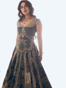 samyuktha-menon-glamour-look-photos-with-trending-makeup-and-dress-017
