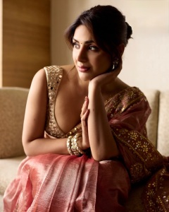samyuktha-menon-glamour-look-photos-with-trending-makeup-and-dress-021