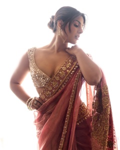 samyuktha-menon-glamour-look-photos-with-trending-makeup-and-dress-024