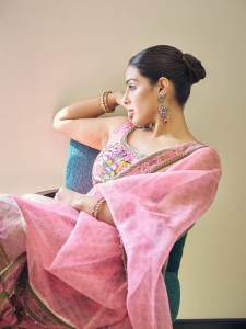 samyuktha-menon-glamour-look-photos-with-trending-makeup-and-dress-042
