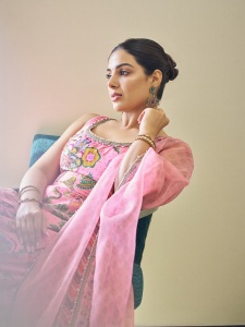 samyuktha-menon-glamour-look-photos-with-trending-makeup-and-dress-046