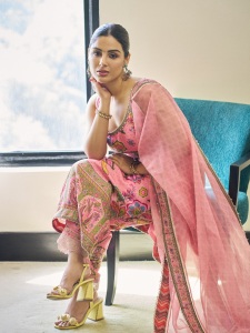 samyuktha-menon-glamour-look-photos-with-trending-makeup-and-dress-047