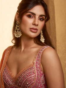 samyuktha-menon-glamour-look-photos-with-trending-makeup-and-dress-052