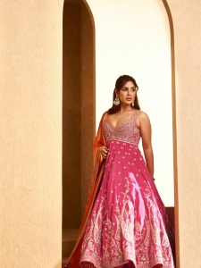 samyuktha-menon-glamour-look-photos-with-trending-makeup-and-dress-058