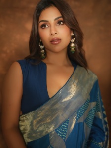 samyuktha-menon-in-Rich-royal-blue-silk-blend-saree-with-Deep-clean-cut-plunged-V-neckline-designed-blouse-photos-003