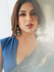 samyuktha-menon-in-Rich-royal-blue-silk-blend-saree-with-Deep-clean-cut-plunged-V-neckline-designed-blouse-photos-006
