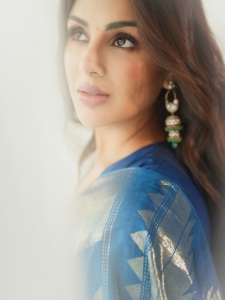samyuktha-menon-in-Rich-royal-blue-silk-blend-saree-with-Deep-clean-cut-plunged-V-neckline-designed-blouse-photos-008