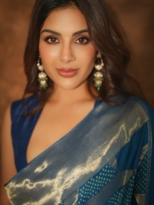 samyuktha-menon-in-Rich-royal-blue-silk-blend-saree-with-Deep-clean-cut-plunged-V-neckline-designed-blouse-photos-009