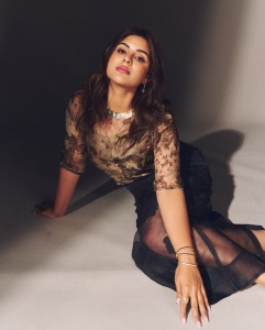samyuktha-menon-in-black-skirt-using-net-material-with-stylish-top-photos