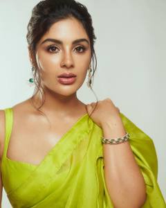 samyuktha-menon-in-green-saree-look-photos-002
