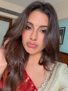 samyuktha-menon-in-rich-crimson-red-silk-saree-with-contrasting-off-white-elbow-length-blouse-and-layered-necklace-encrusted-with-green-gemstones-001