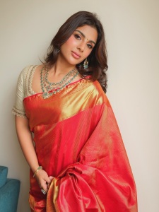 samyuktha-menon-in-rich-crimson-red-silk-saree-with-contrasting-off-white-elbow-length-blouse-and-layered-necklace-encrusted-with-green-gemstones-003