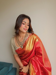 samyuktha-menon-in-rich-crimson-red-silk-saree-with-contrasting-off-white-elbow-length-blouse-and-layered-necklace-encrusted-with-green-gemstones-009