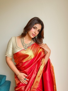 samyuktha-menon-in-rich-crimson-red-silk-saree-with-contrasting-off-white-elbow-length-blouse-and-layered-necklace-encrusted-with-green-gemstones