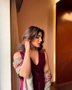 samyuktha-menon-in-velvet-churidar-dress-photos-001