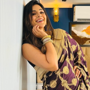 samyuktha-menon-in-violet-saree-photos-007