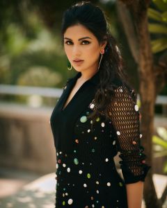 samyuktha-menon-latest-images-and-dress-style-photos-006