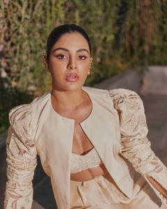 samyuktha-menon-new-photoshoot-in-white-coat-and-pants-004
