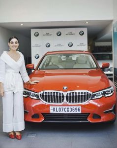 samyuktha-menon-with-her-new-car-001