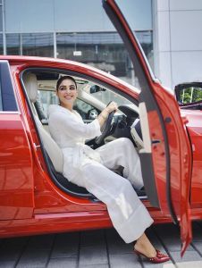 samyuktha-menon-with-her-new-car
