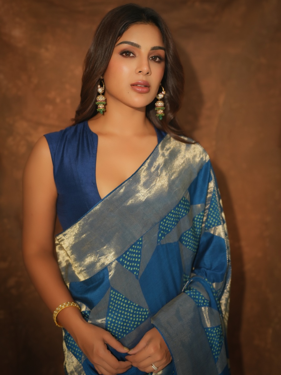 samyuktha-menon-in-Rich-royal-blue-silk-blend-saree-with-Deep-clean-cut-plunged-V-neckline-designed-blouse-photos-005